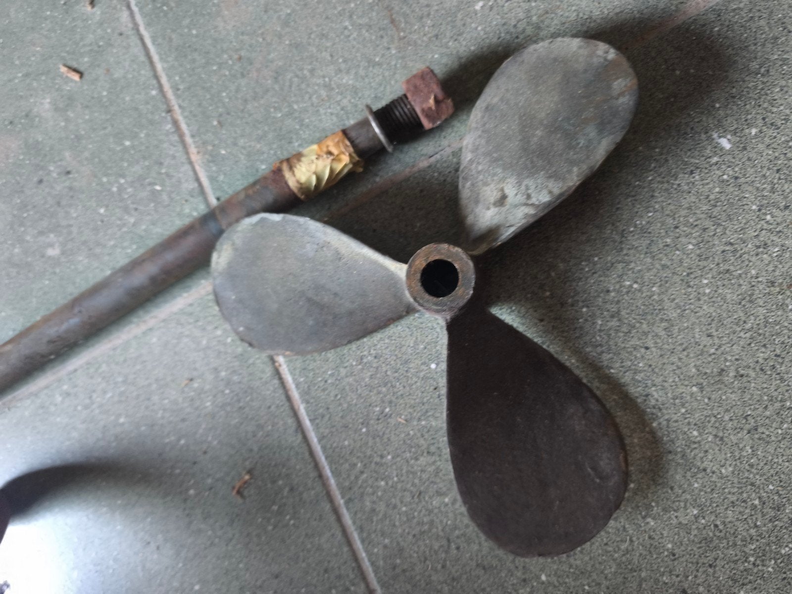 Schroefas met schroefaskoker voor vletje (25mm), Watersport en Boten, Ophalen, Gebruikt, Motor en Techniek