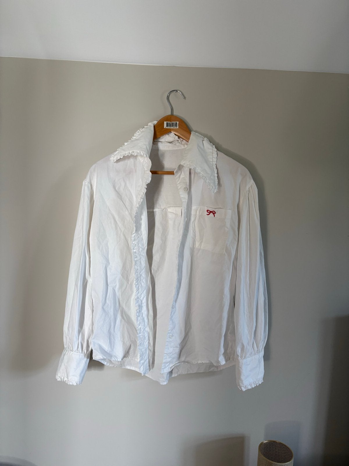 Witte blouse met ruches en strikdetail, Verzenden, Zo goed als nieuw, Maat 38/40 (M), Wit