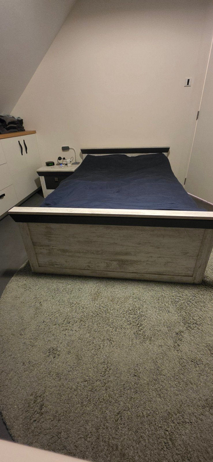 Twijfelaar bed met lattenbodem - 120x200 cm met nachtkastje, Ophalen, Wit, Zo goed als nieuw, Twijfelaar