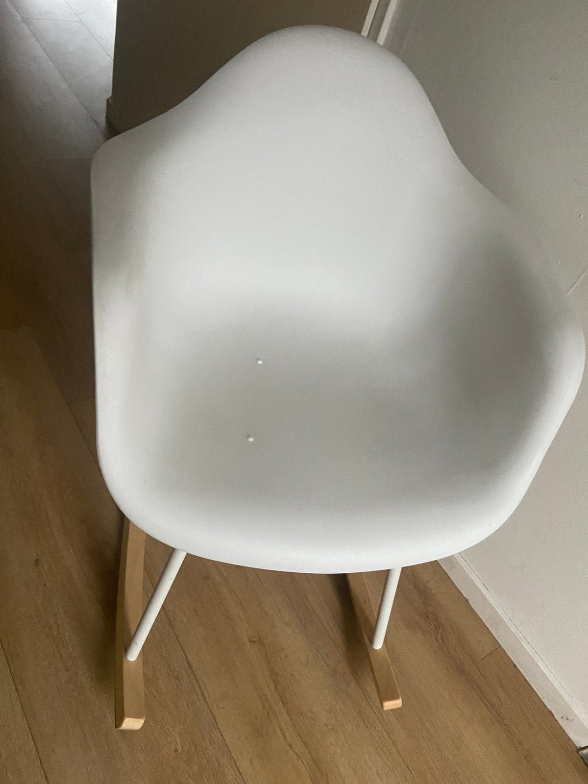 Mooie witte schommelstoel voor babykamer, Huis en Inrichting, Stoelen, Ophalen, Zo goed als nieuw, Wit, Eén