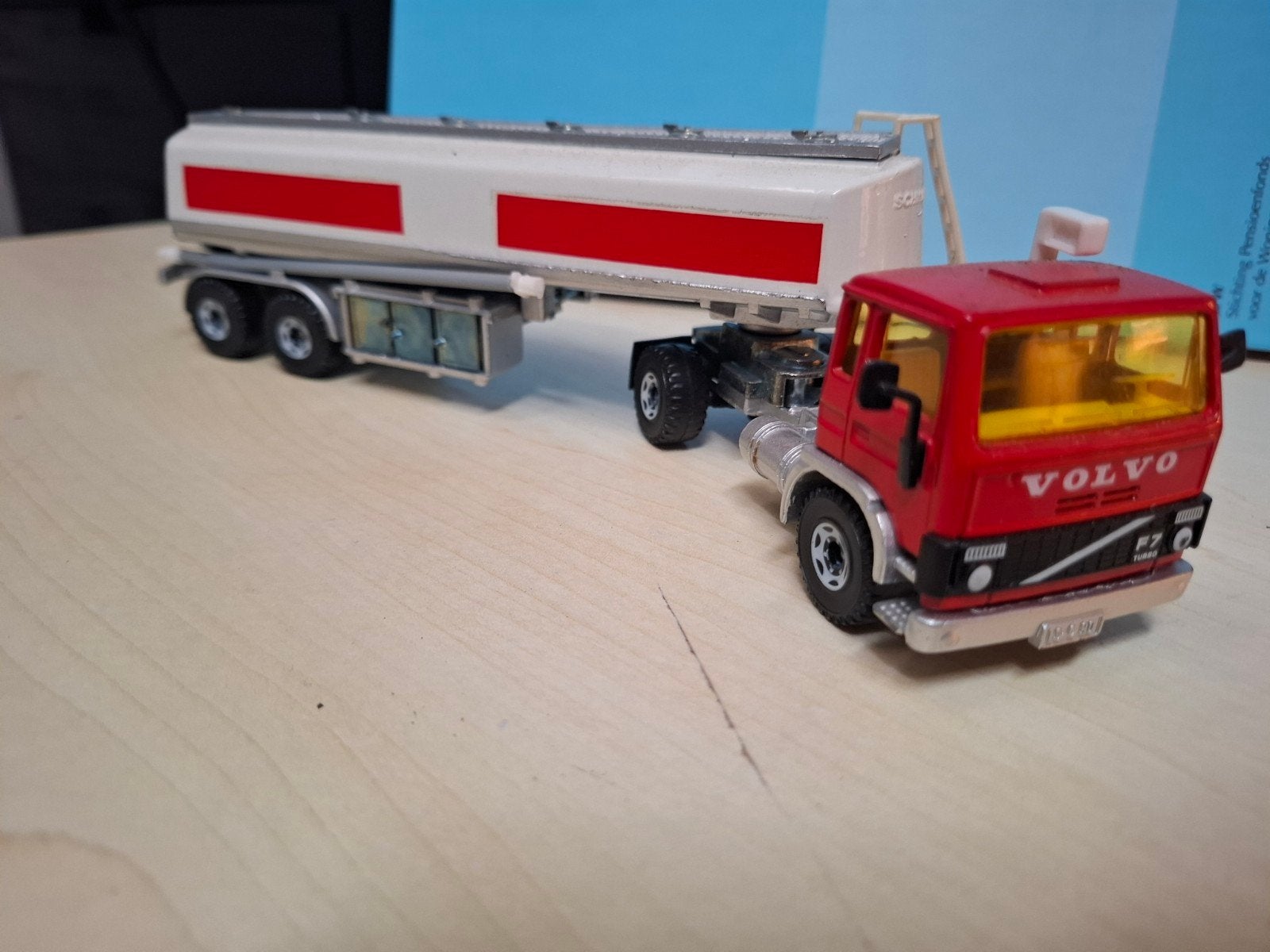 Siku Volvo F7 promomodel vrachtwagen met tankoplegger -, Ophalen of Verzenden, Zo goed als nieuw, Bus of Vrachtwagen, SIKU