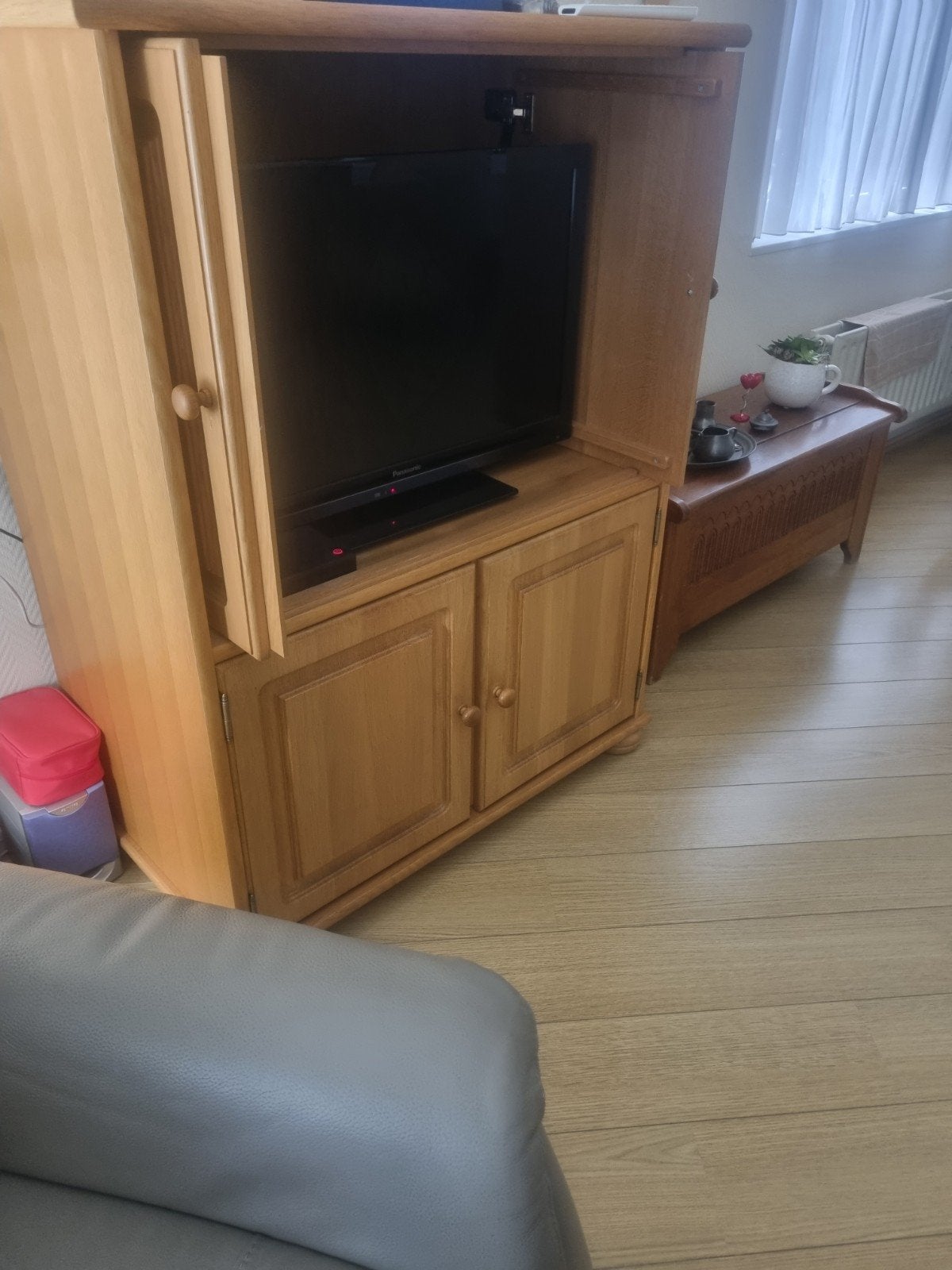 Tv kastje met onderdeurtjes en boven kunnen dicht, Ophalen