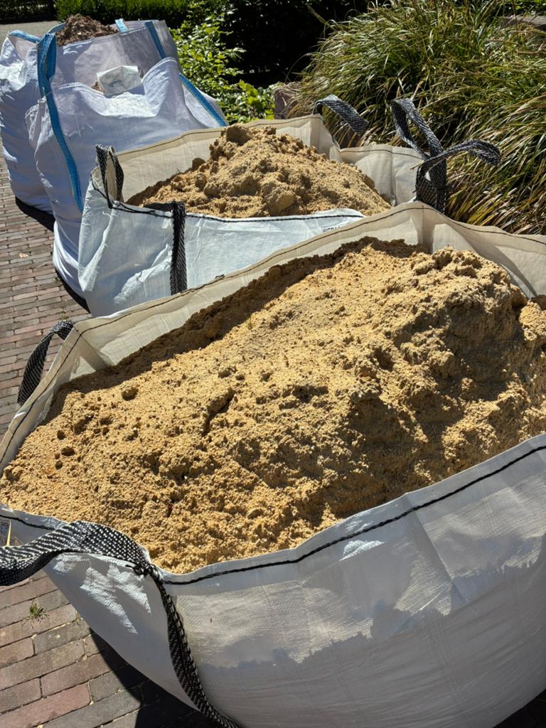 Gratis afhalen: 3m3 bestratingszand en 2m3 korrelmix, Tuin en Terras, Zand, Ophalen, Zo goed als nieuw, Straatzand