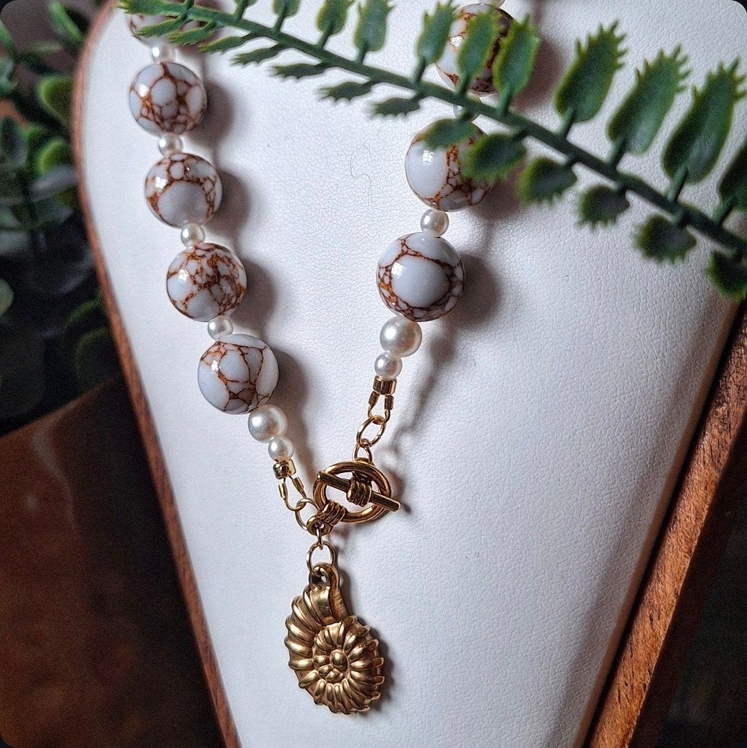 Natuurstenen ketting met schelpenhanger en gouden details, Met hanger, Overige kleuren, Nieuw, Ophalen of Verzenden