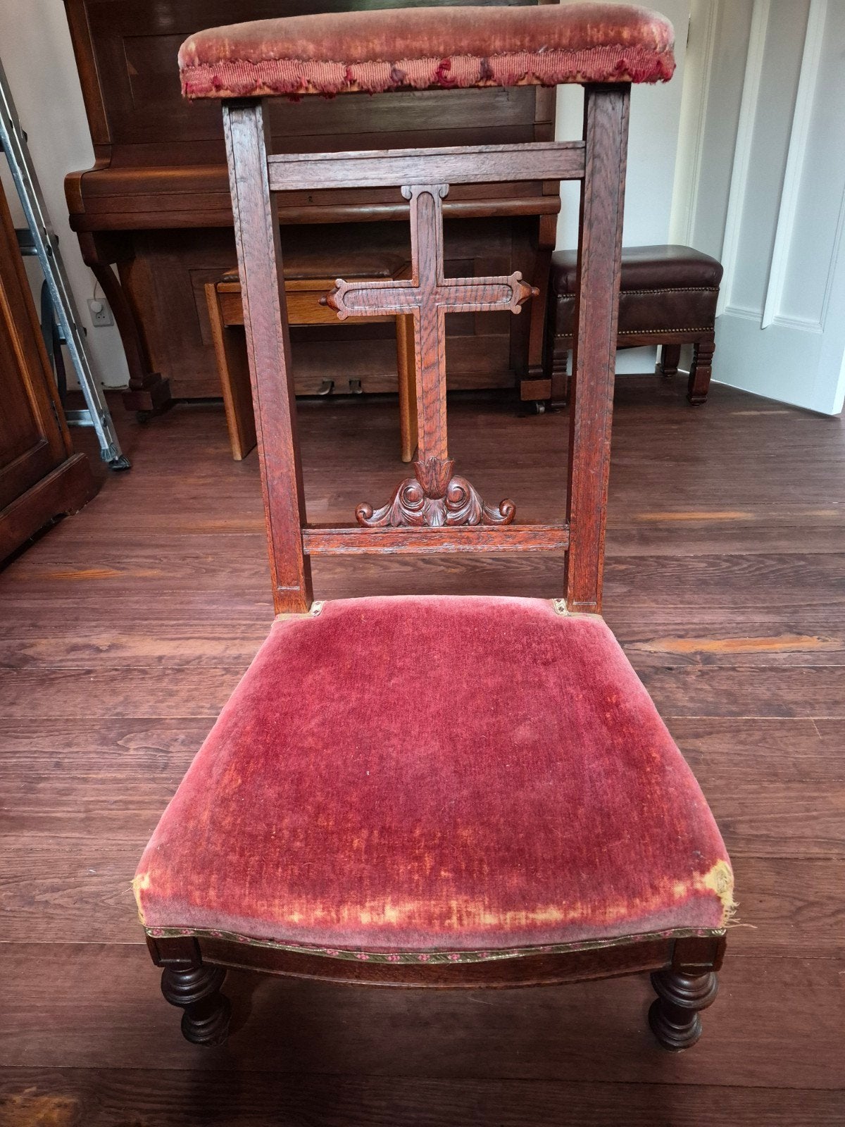 Antieke bidstoel met rood fluwelen bekleding, Ophalen