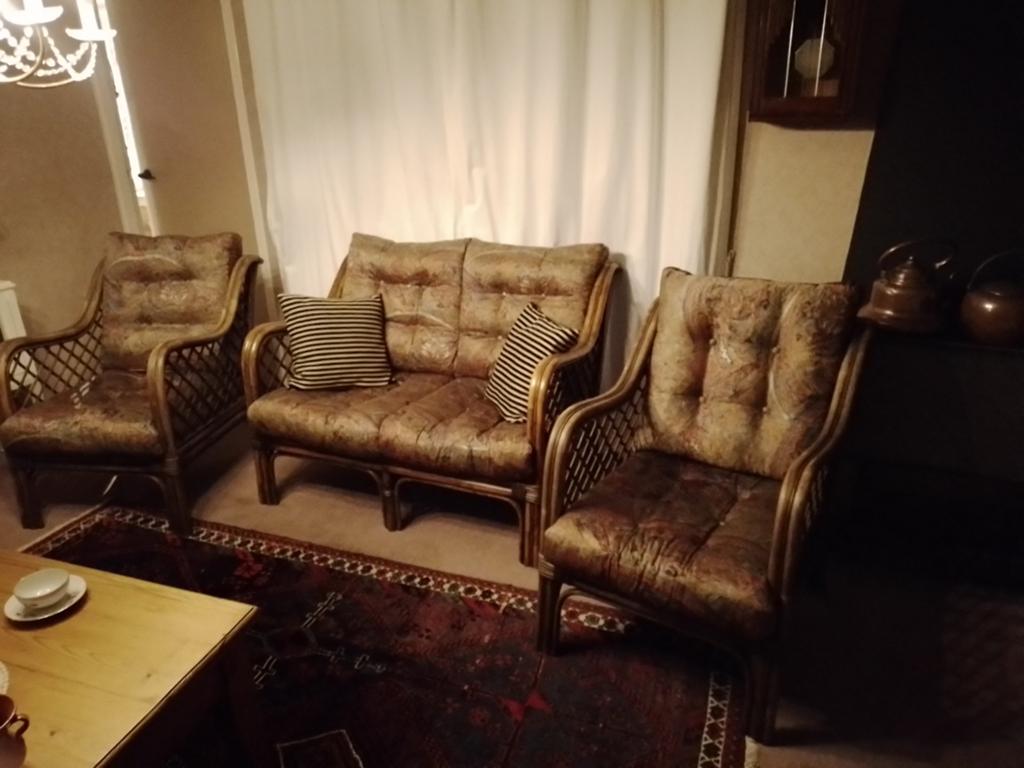 Rotan bankje met 2 fauteuils en dikke kussens, Huis en Inrichting, Banken | Bankstellen, Gebruikt, Rechte bank, Vierpersoons of meer