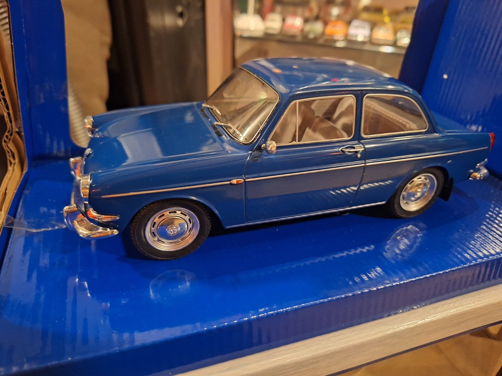 VW 1600 Schaal 1:18 - Nieuw in Doos, Hobby en Vrije tijd, Ophalen of Verzenden, Nieuw, Auto, Overige merken