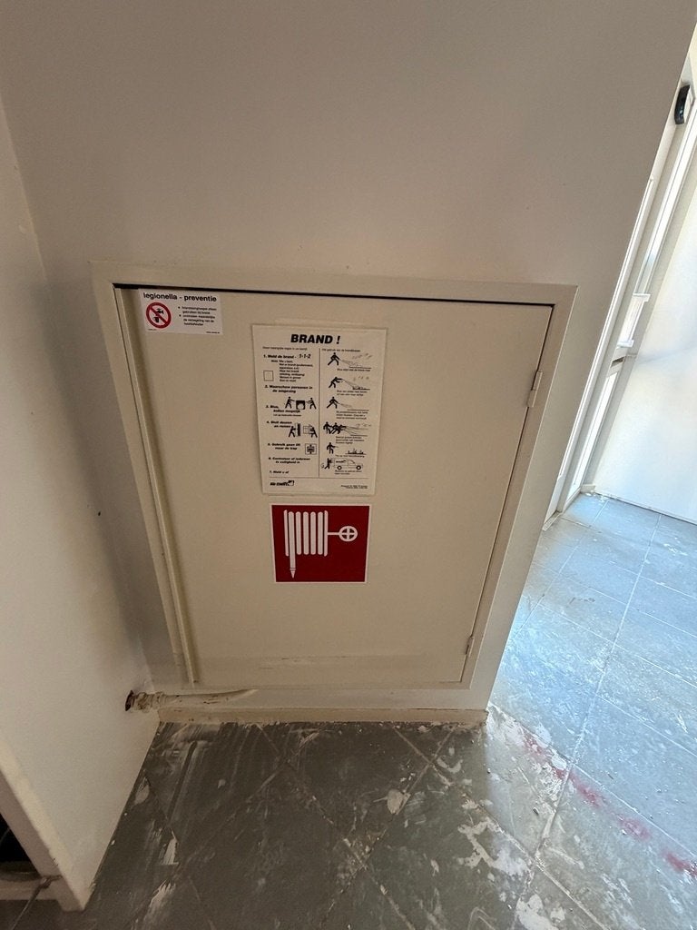 Saval brandslanghaspel 20 meter inclusief inbouwkast, Ophalen, Gebruikt, Brandblusser