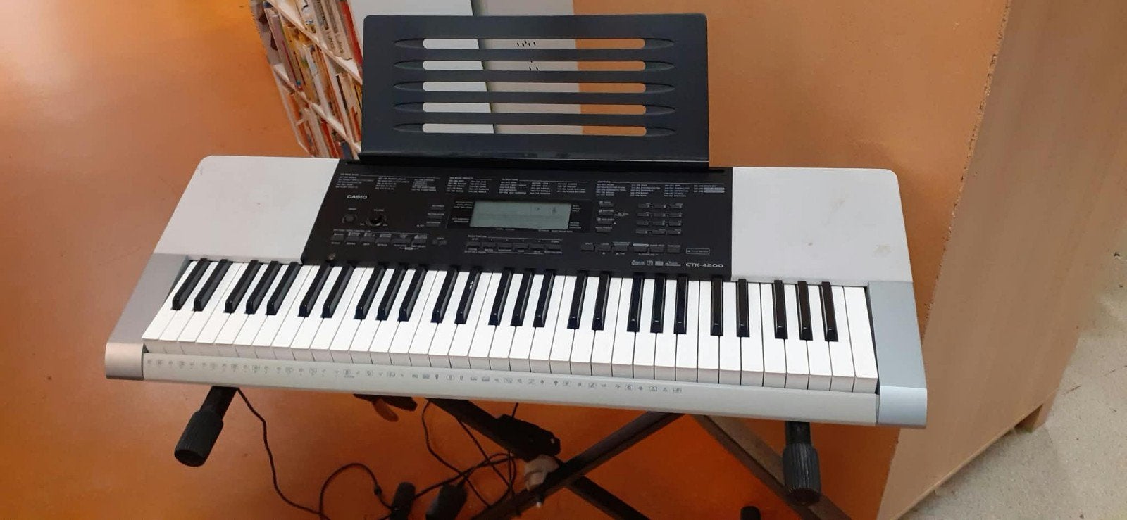 Casio CTK-4200 keyboard met standaard, Casio, Ophalen of Verzenden, Aanslaggevoelig, 61 toetsen