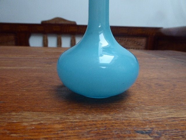 Sierlijk opaline vaasje in blauw met vergulde rand, Murano, Ophalen of Verzenden