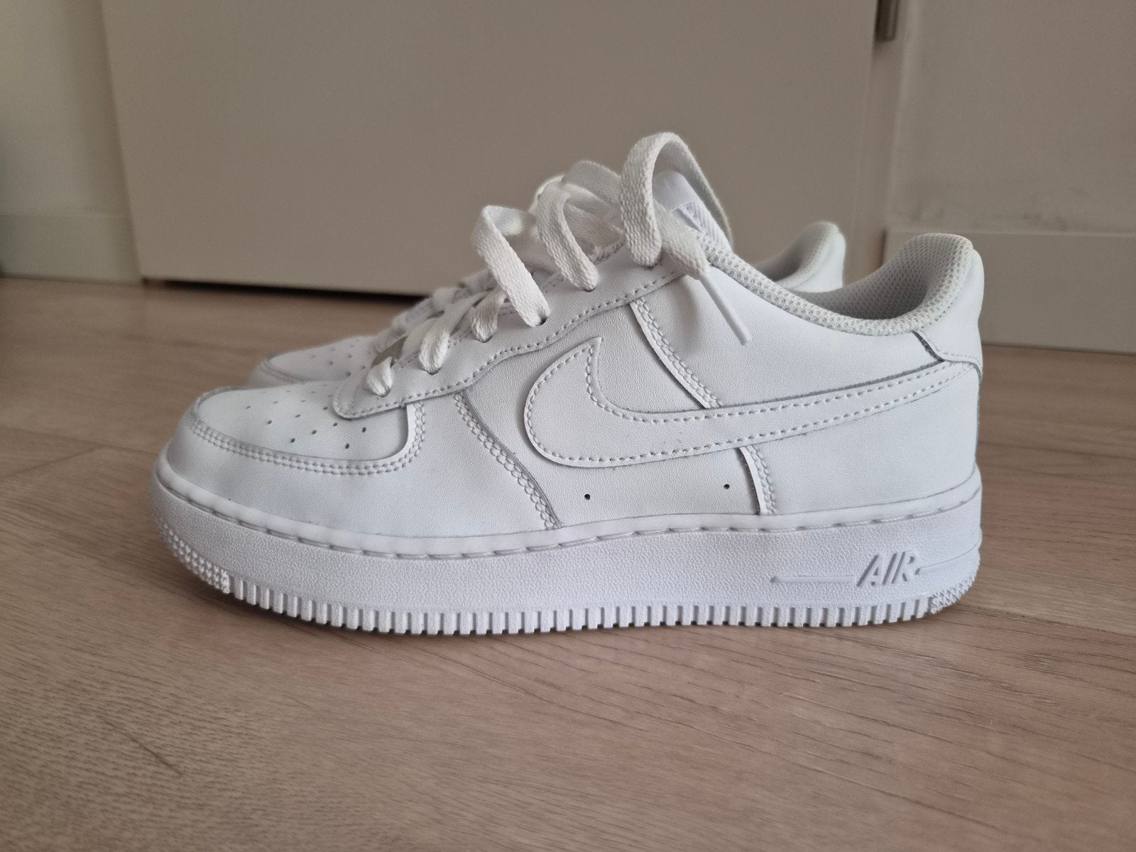 Zo goed als nieuwe Nike Air Force 1 maat 38,5, Wit, Nike, Ophalen of Verzenden, Sneakers of Gympen