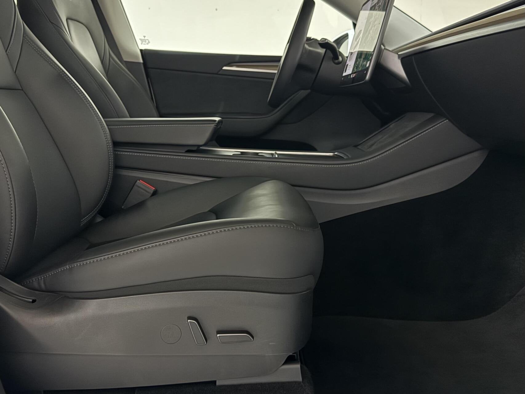 Foto 24 van Tesla Model Y RWD 58 kWh 92% SOH Black Edition Trekhaak FSD