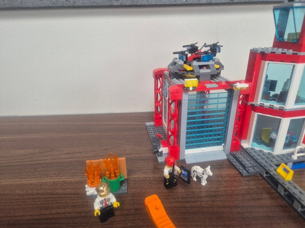LEGO City Brandweerkazerne + bransweerauto - 60215, City, Ophalen of Verzenden, Zo goed als nieuw, Complete set