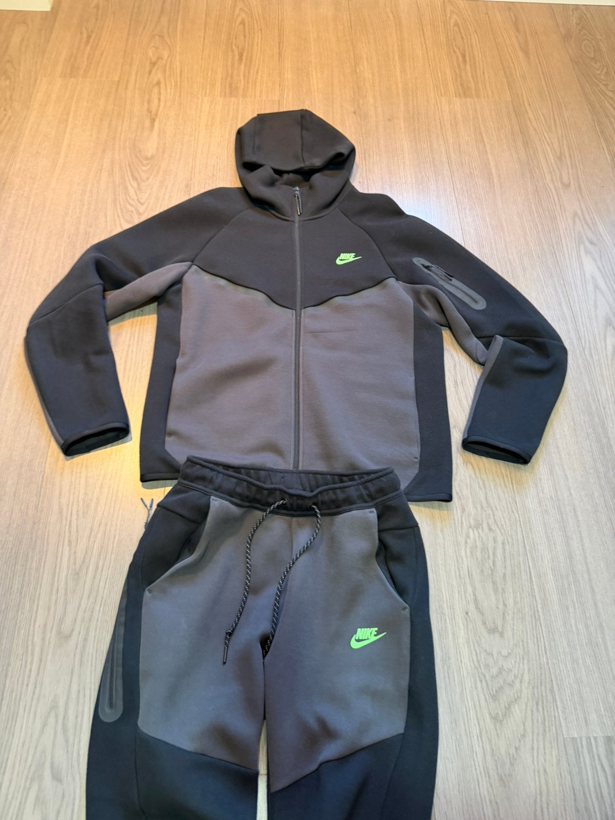 Nike Tech Fleece pak zwart/donkergrijs met groen logo, Maat 48/50 (M), Zwart, Ophalen of Verzenden, Zo goed als nieuw