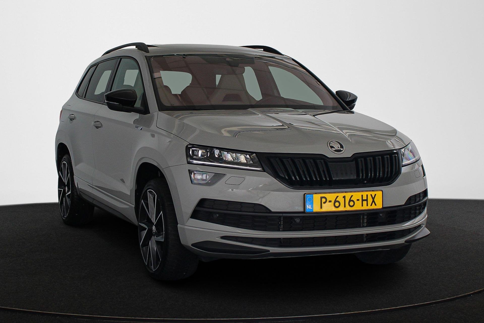 Skoda Karoq 1.5 TSI ACT Sportline Business Automaat Pano Tre, 4 cilinders, 19 km/l, SUV of Terreinwagen, Zilver of Grijs