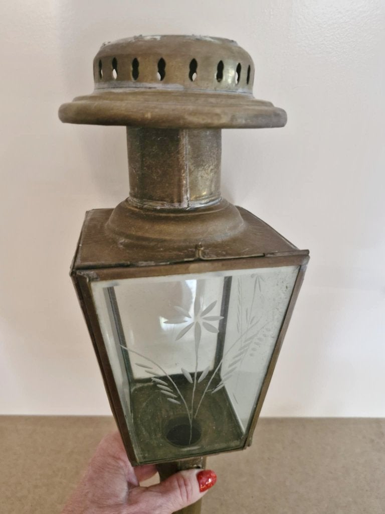 Oude koetslamp,gegraveerd glas,messing,opknapper,glas isgaaf, Antiek en Kunst, Ophalen of Verzenden