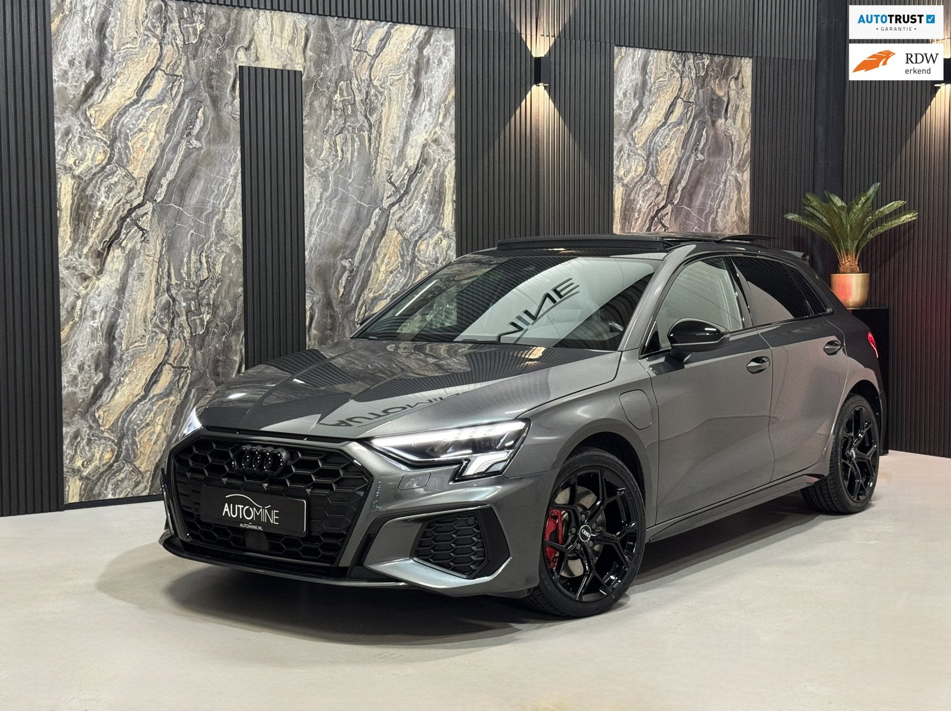 Audi A3 Sportback 45 TFSI e 3x S-line Competition|PANO|MATRI, Auto's, Dealer onderhouden, Gebruikt, Zwart, 4 cilinders