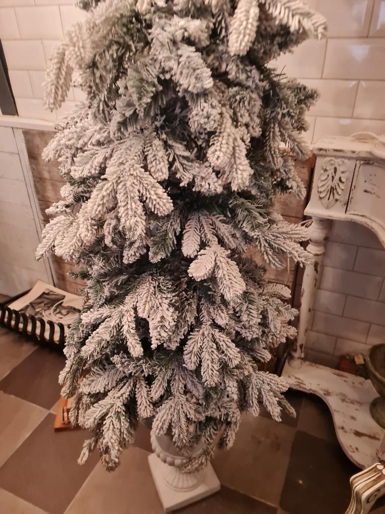 Besneeuwde kerstbomen in gietijzeren pot p/st 150, Diversen, Kerst, Ophalen, Heikant 21 Kaatsheuvel, Belle Vieille Brocante, Zo goed als nieuw