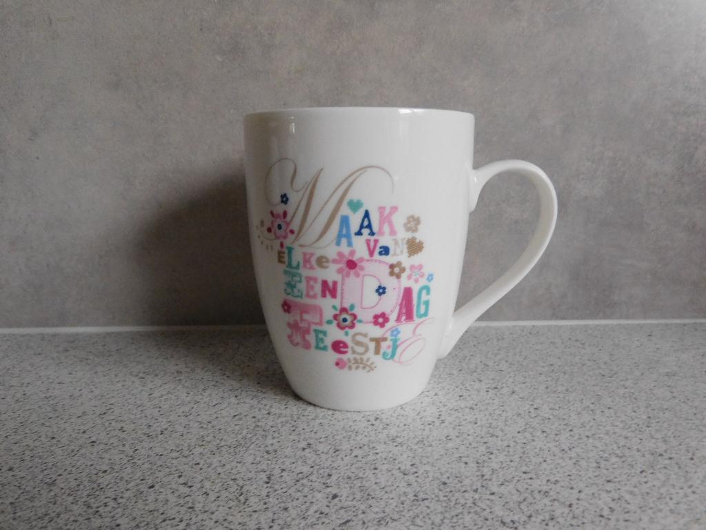 Mok 250 ml. Maak van elke dag een Feestje Yvon Jaspers, Huis en Inrichting, Ophalen of Verzenden, Zo goed als nieuw, Overige stijlen