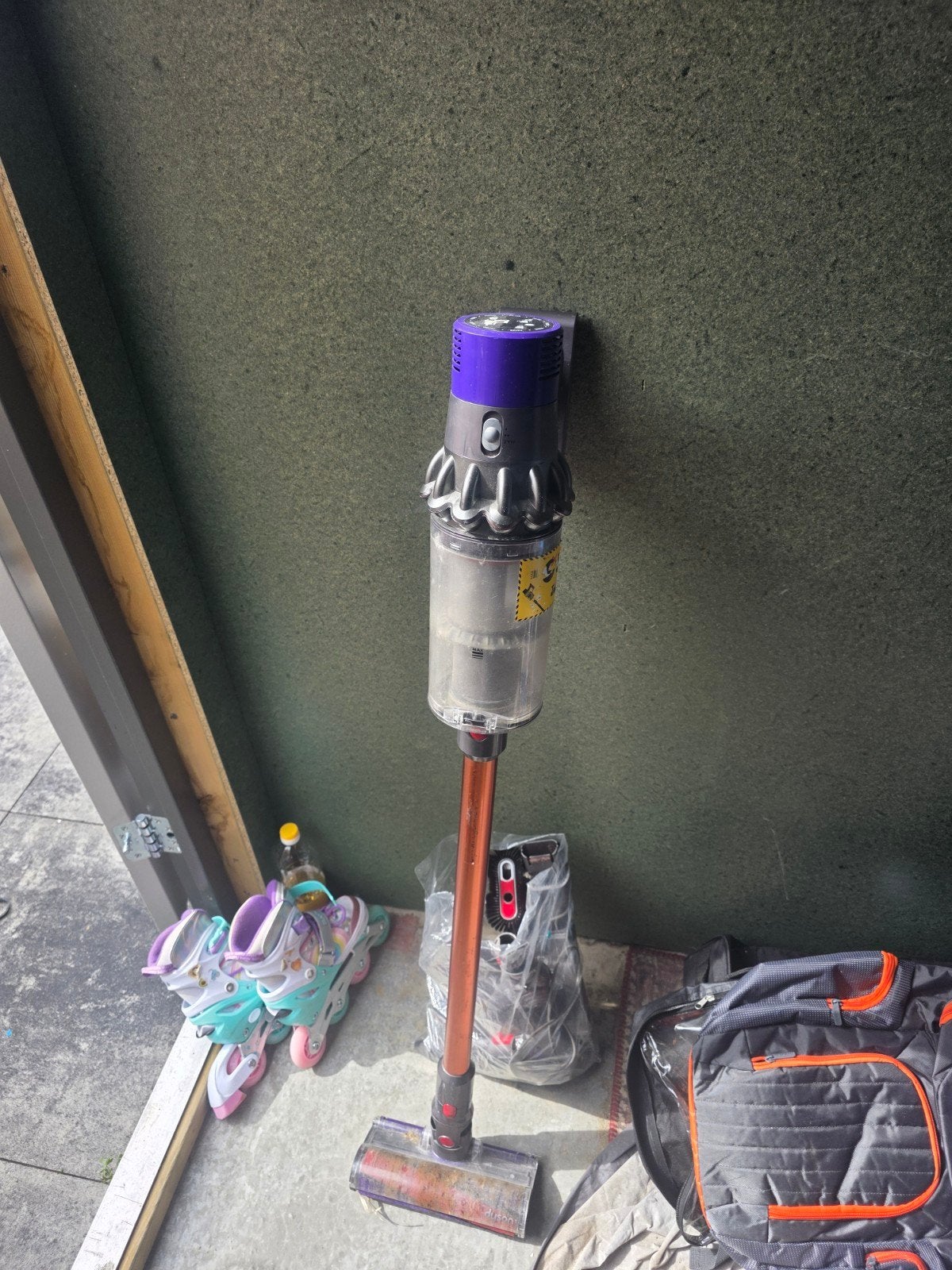 Dyson V10 Steelstofzuiger met accessoires, Witgoed en Apparatuur, Stofzuigers, Ophalen, Draadloos, Gebruikt, Dyson