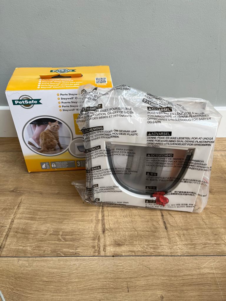 ==Nieuw== Kattenluik kattenluikje in doos, Dieren en Toebehoren, Ophalen of Verzenden