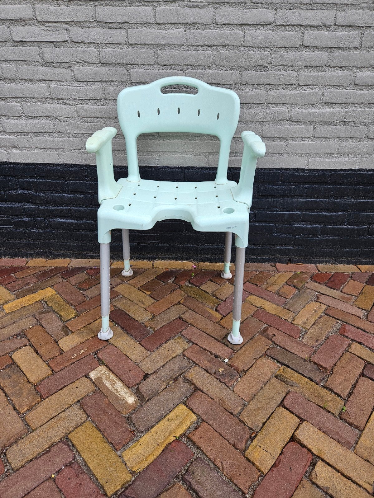 Douchestoel verstelbaar, Huis en Inrichting, Badkamer | Badkamermeubels, Ophalen, Overige typen, 50 tot 100 cm, Zo goed als nieuw