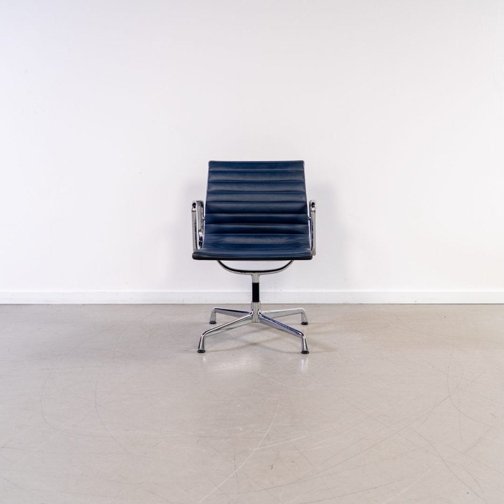 Vitra Eames EA 108 Stoel Donkerblauw Leer - Chroom, Niet ingevuld, Zo goed als nieuw, Niet ingevuld, Niet ingevuld