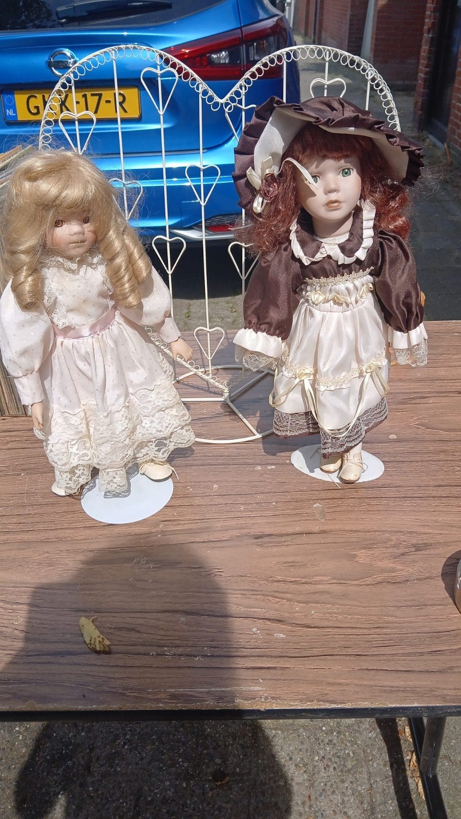 Twee porselein poppen, Ophalen