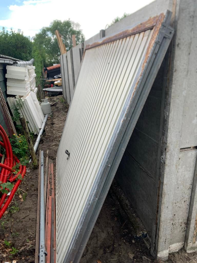 Oude garagedeur met gebruikerssporen, Ophalen, Gebruikt, IJzer