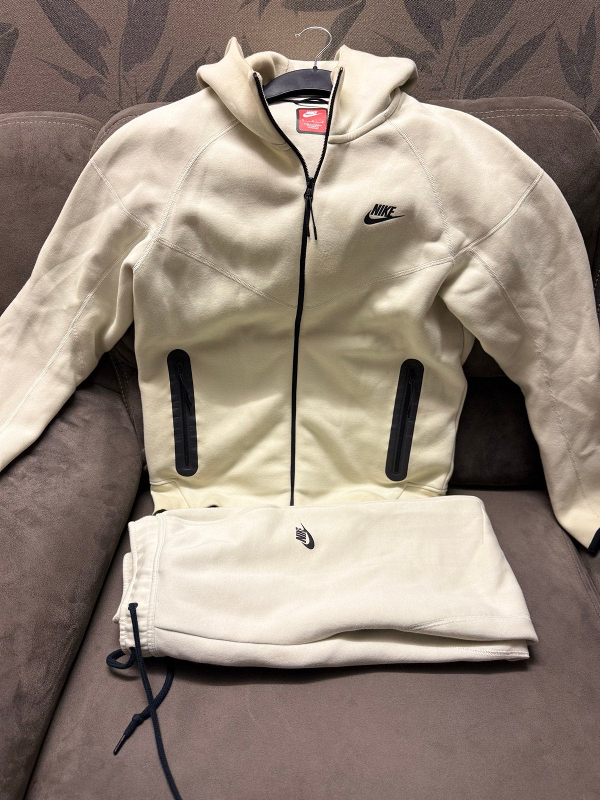 Nike Tech Fleece Trainingspak - Maat M, Ophalen of Verzenden, Zo goed als nieuw, Maat 48/50 (M), Beige