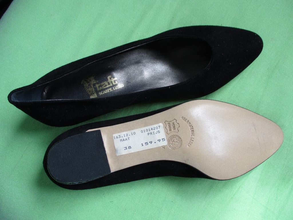 Zwart suede schoentje met platte hak en zilverkleurig accent, Ophalen, Schoenen met lage hakken, Taft, Zwart