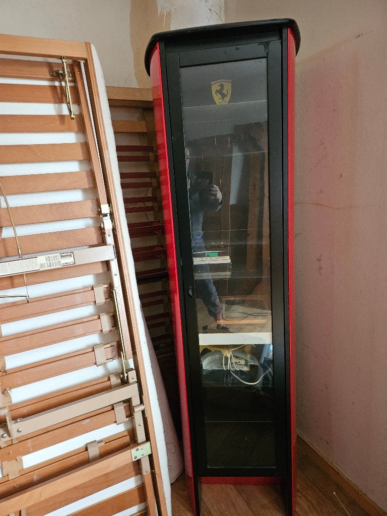 Gratis, rode metalen vitrine kast, Huis en Inrichting, Kasten | Vitrinekasten, Ophalen, Glas, 50 tot 100 cm, 150 tot 200 cm