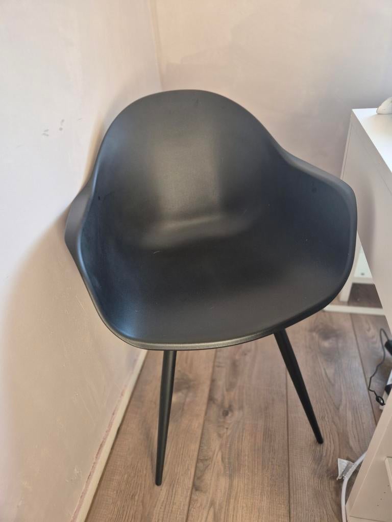 Twee zwarte stoelen in goede staat, Ophalen