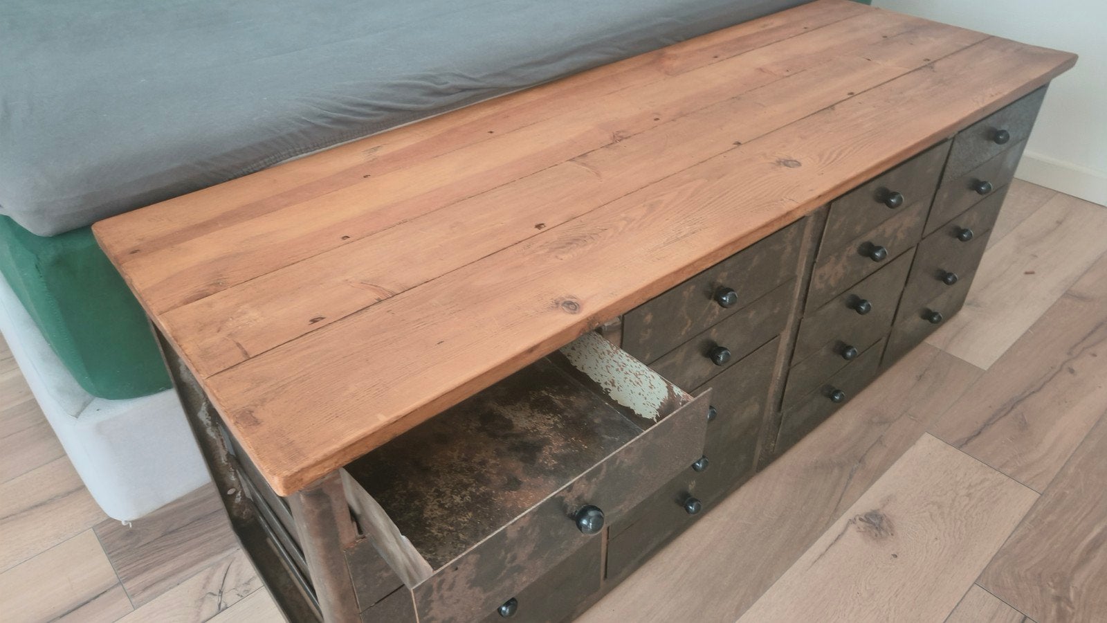 Vintage industriële metalen ladekast met houten blad., Ophalen