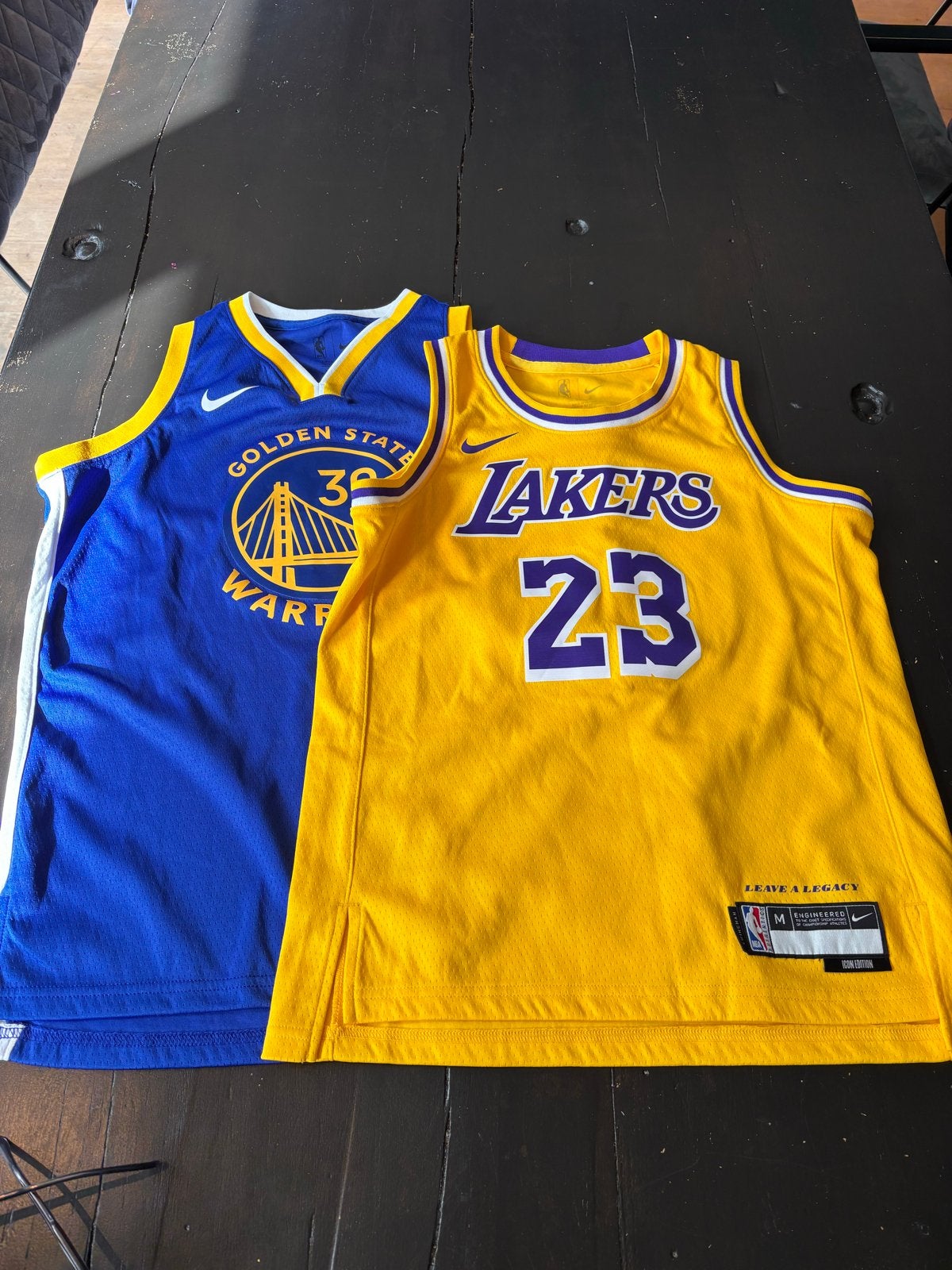 NBA Basketbal Jerseys: Curry (Warriors) & James (Lakers), Ophalen of Verzenden, Zo goed als nieuw
