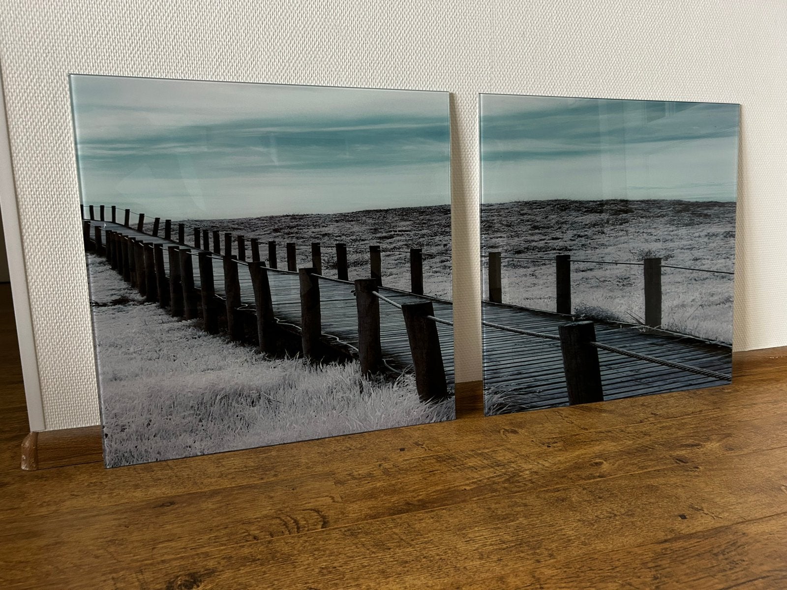 Set van 2 Glazen Panelen: Strandpad met Houten Palen, Ophalen, 50 – 75, Zo goed als nieuw, Foto of Poster
