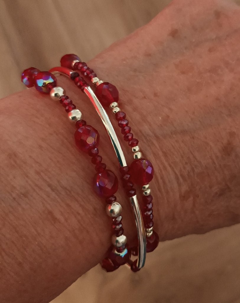 Armband van rode en zilverkleurige kralen, Sieraden, Tassen en Uiterlijk, Armbanden, Overige materialen, Nieuw, Ophalen of Verzenden
