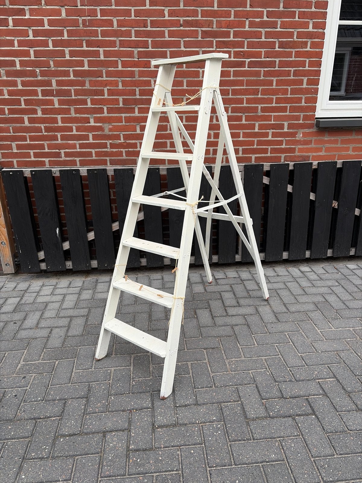Witte houten trap - Gebruikt maar functioneel schilderstrap, Doe-het-zelf en Verbouw, Ladders en Trappen, Ophalen, Gebruikt, Trap