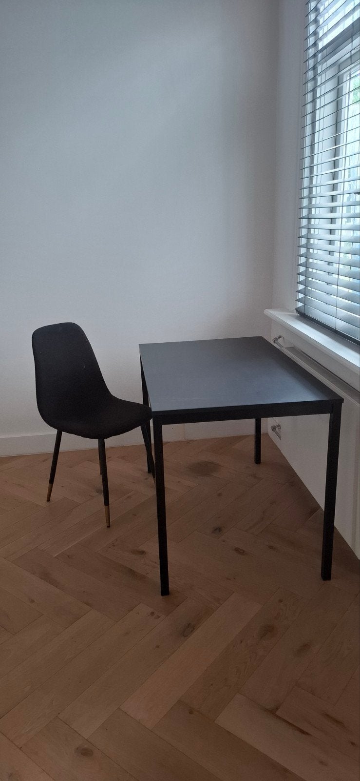 Zwarte eetkamerstoel met gouden accenten, Modern, Scandinavisch, Zwart, Ophalen of Verzenden, Zo goed als nieuw