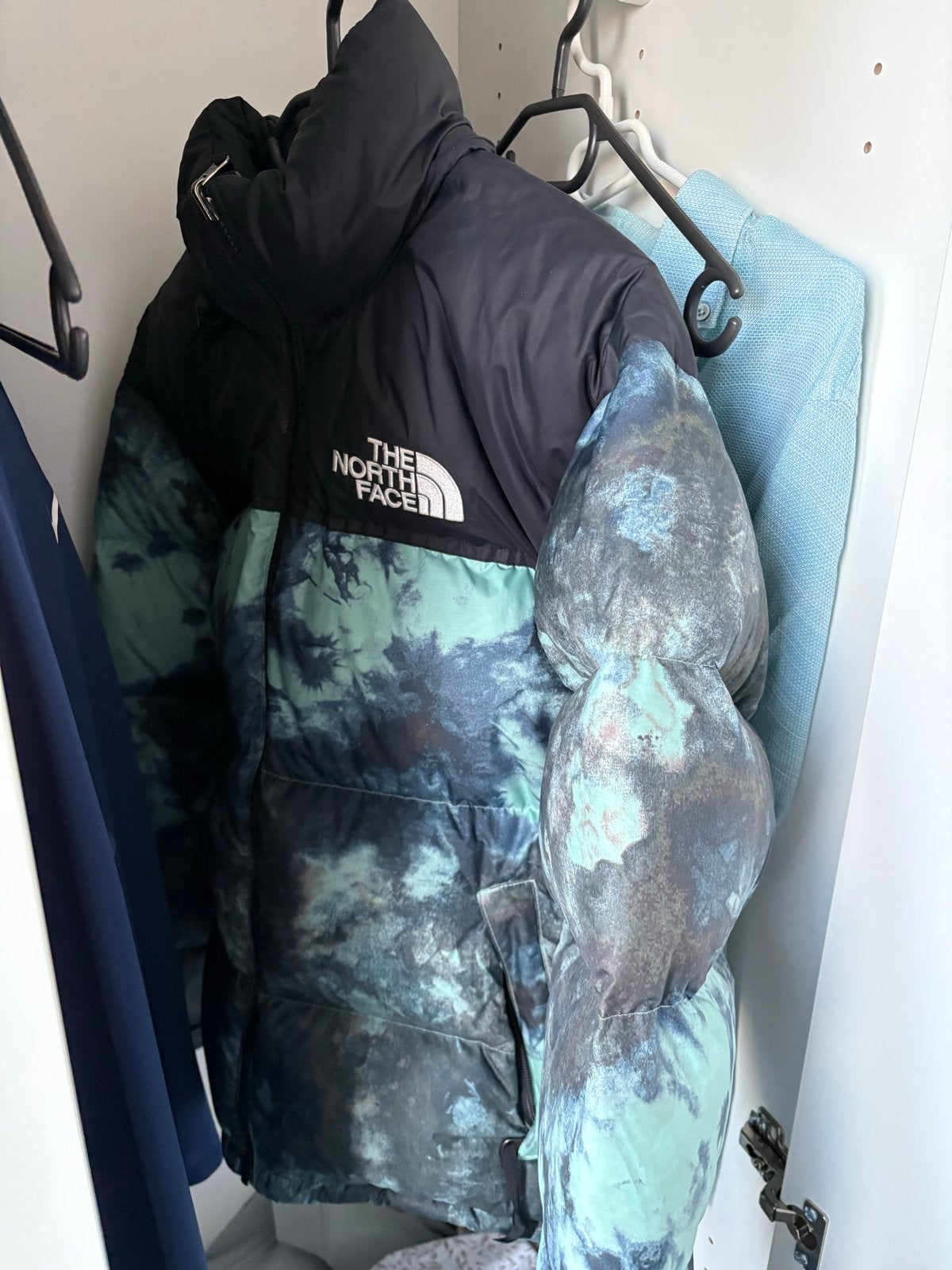The North Face Nuptse Puffer Jas - Tie-Dye Groen/Zwart, Ophalen of Verzenden, Zo goed als nieuw, Maat 38/40 (M), Groen