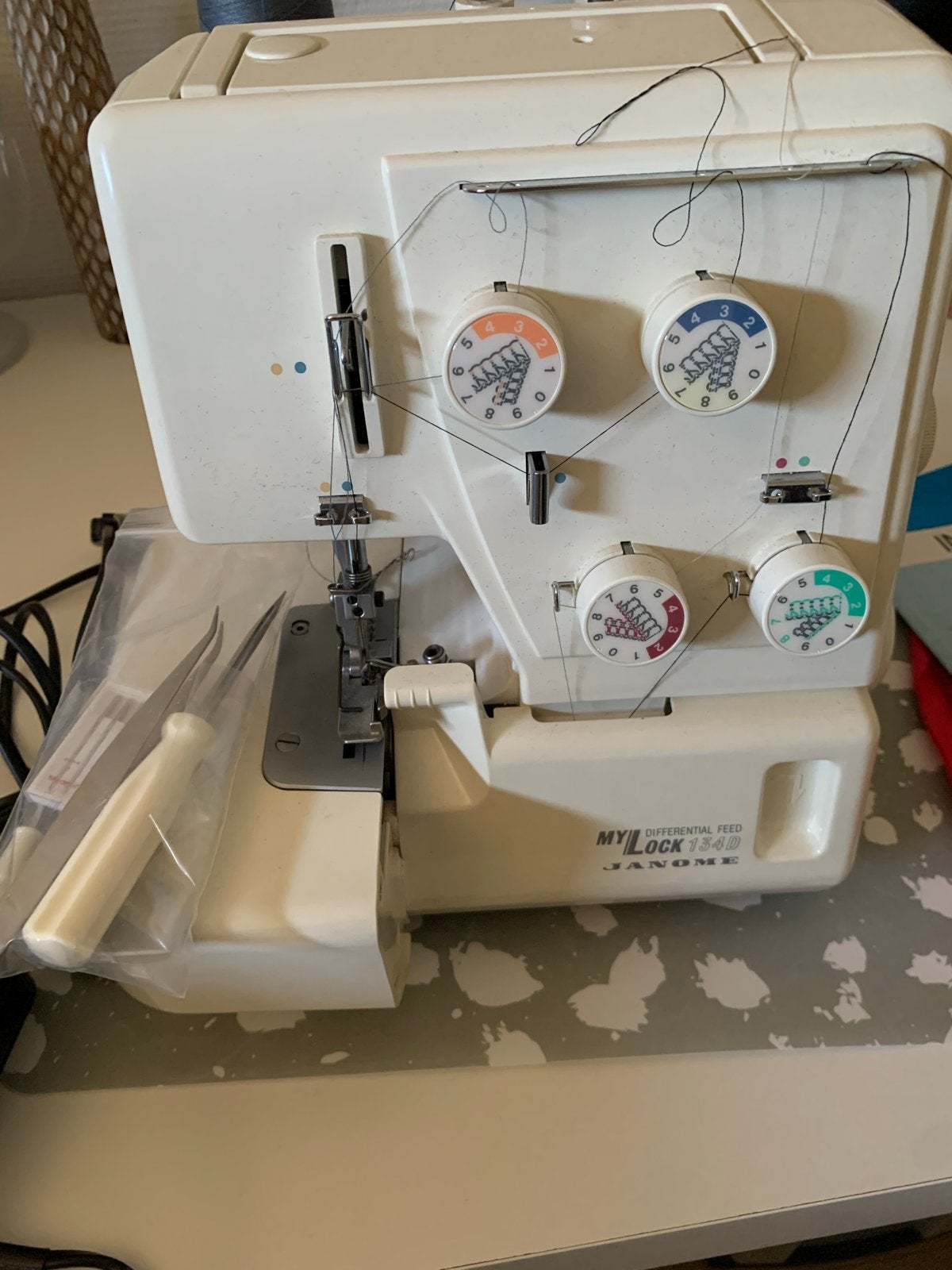 Janome MyLock 134D Lockmachine - Zo goed als nieuw, Hobby en Vrije tijd, Naaimachines en Toebehoren, Ophalen, Zo goed als nieuw