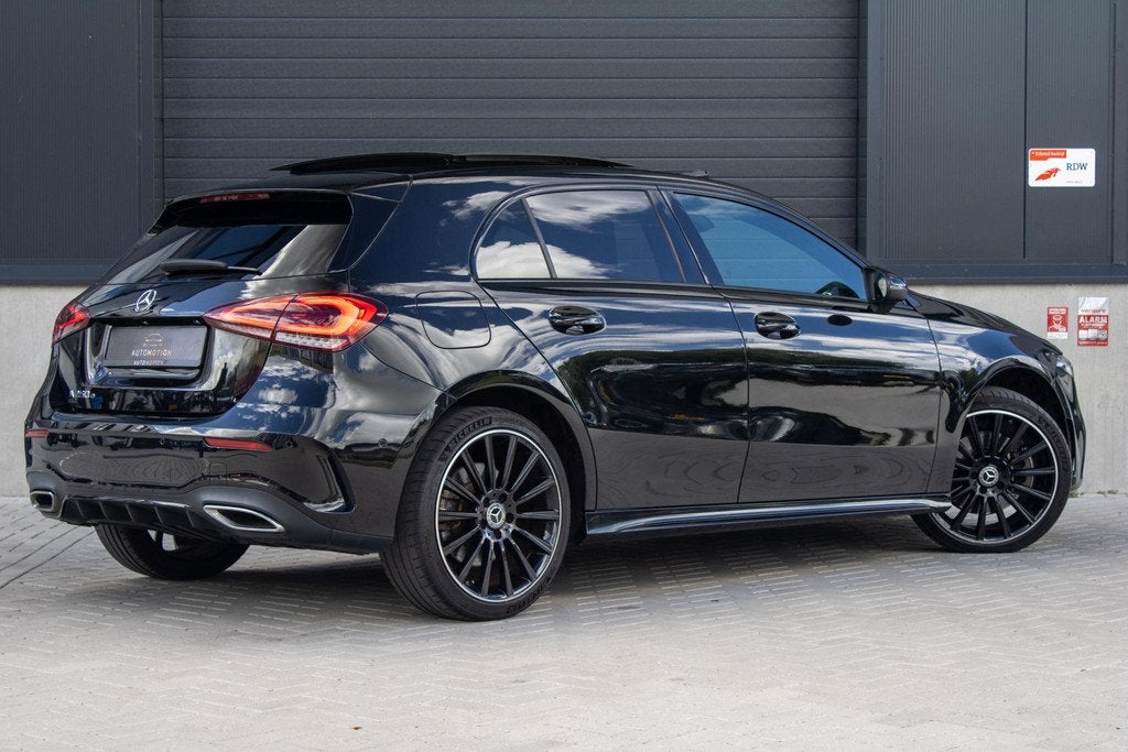 Mercedes-Benz A-klasse 250e AMG Line PANO CAMERA STOELVERWAR, Auto's, Mercedes-Benz, Gebruikt, 4 cilinders, Leder en Stof, Zwart