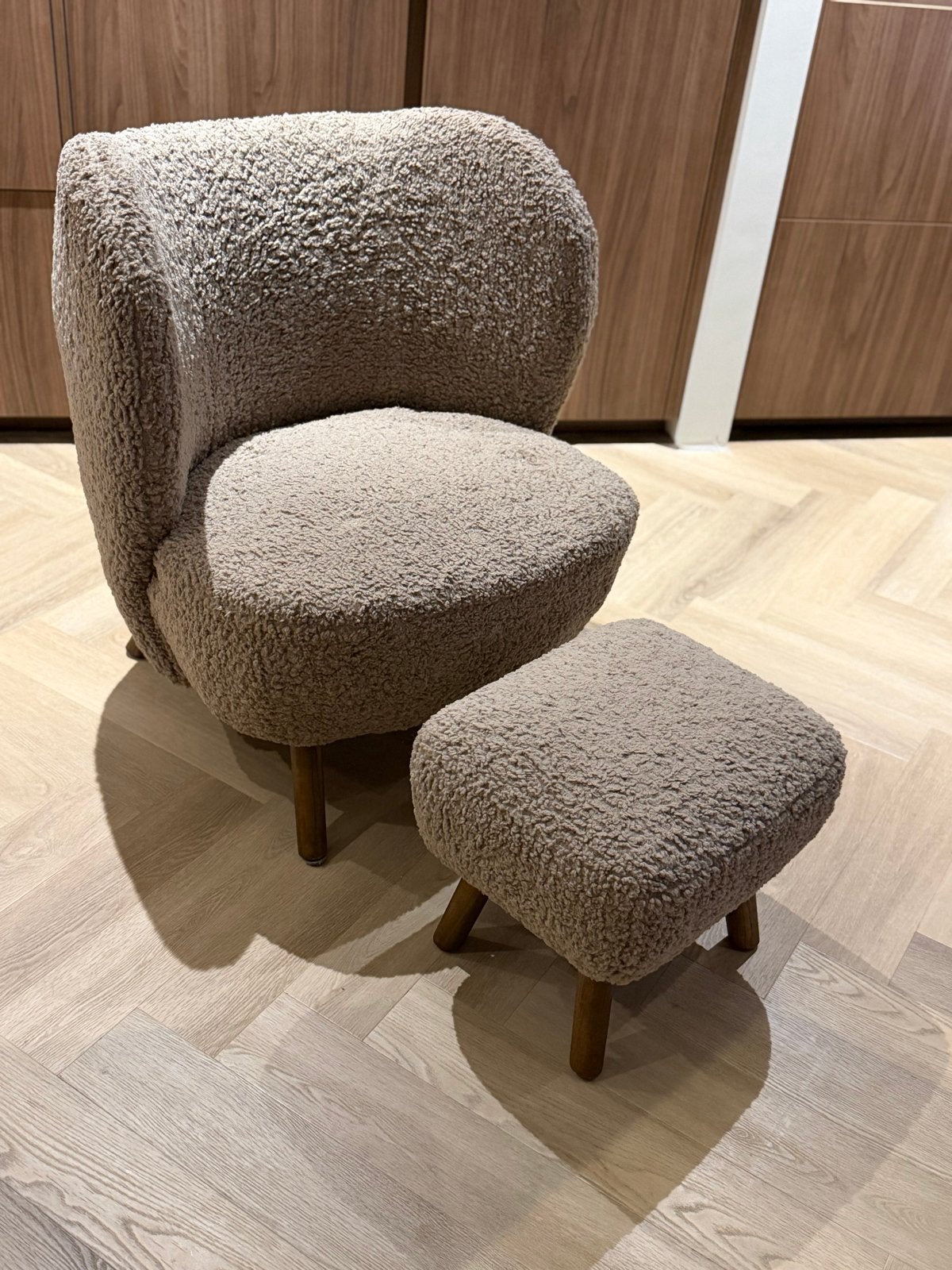 Comfortabele fauteuil met poef in teddy stof, Ophalen, 75 tot 100 cm, Zo goed als nieuw, Stof