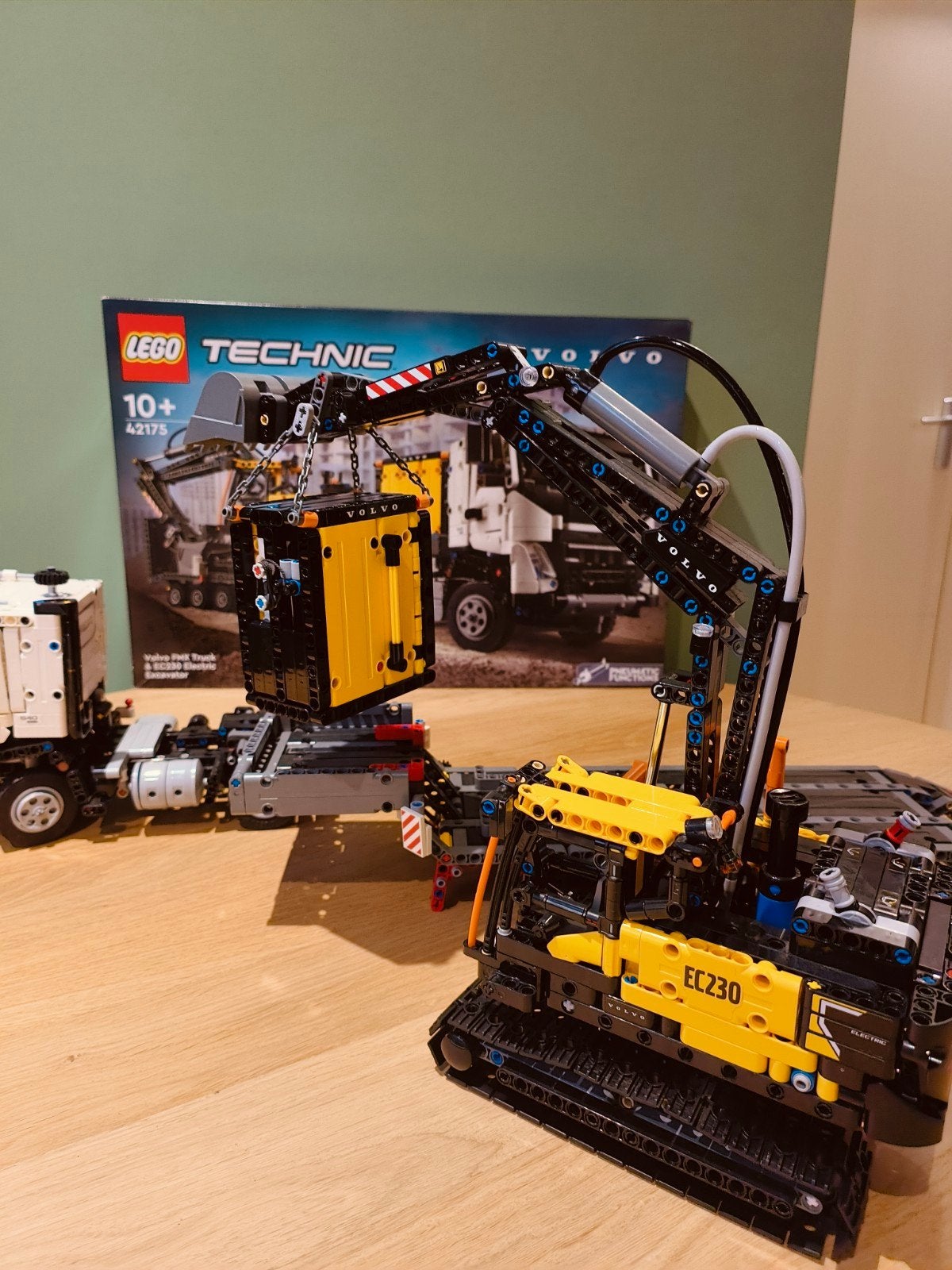 Lego Technic Volvo Vervoer met Graafmachine 42175, Lego, Ophalen of Verzenden, Zo goed als nieuw, Technic