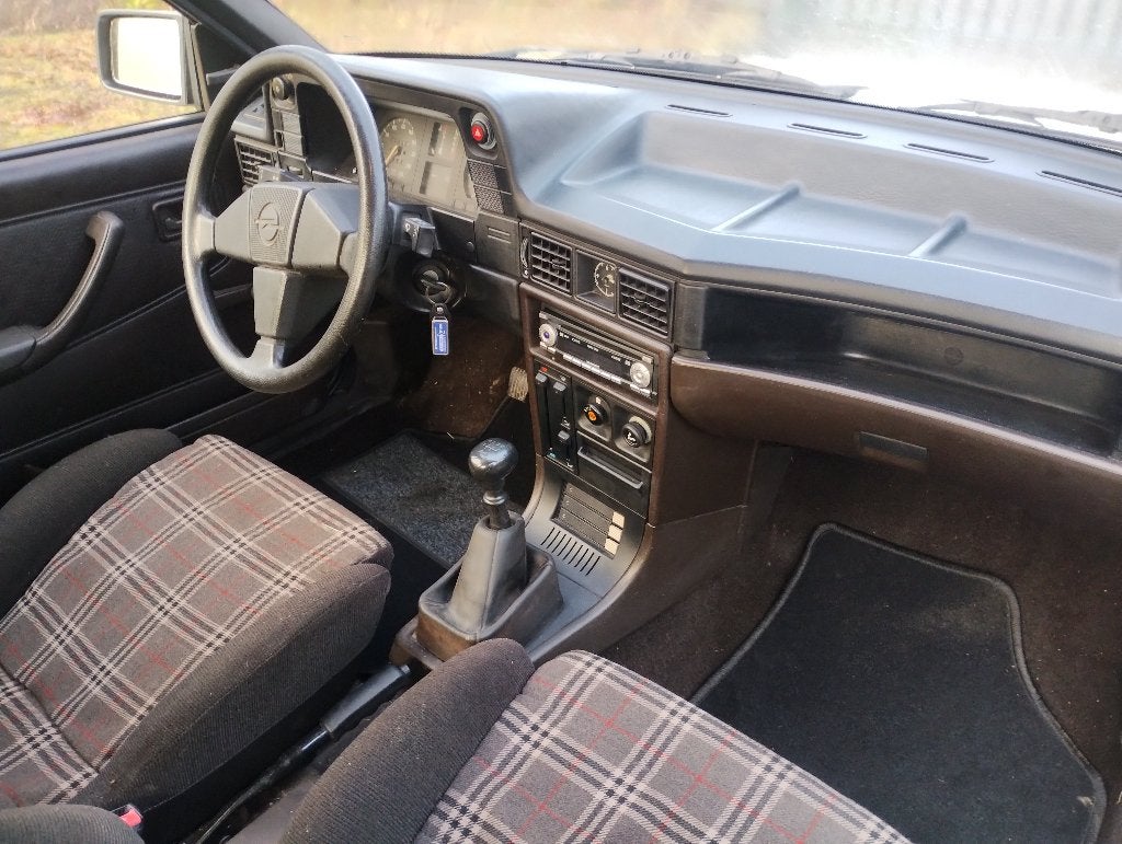 Opel 1985 1.8GT oldtimer apk tot 03-2028 boekjes aanwezig, foto 9