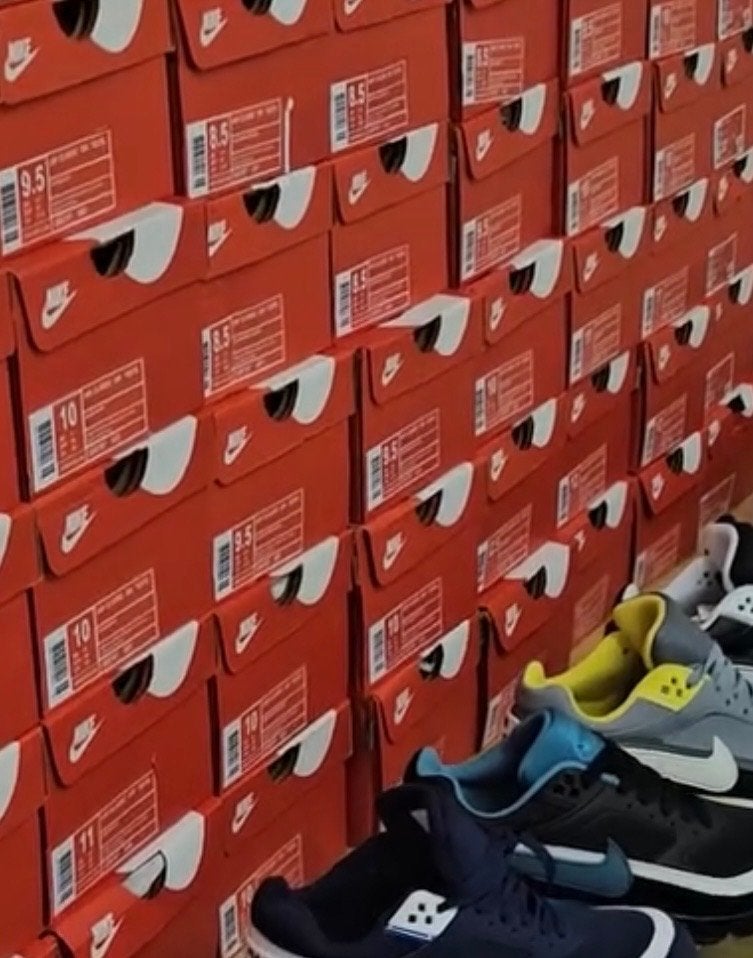 Gezocht :Partij Nike sneakers en Uggs, Overige kleuren, Boots, Nike, Nieuw