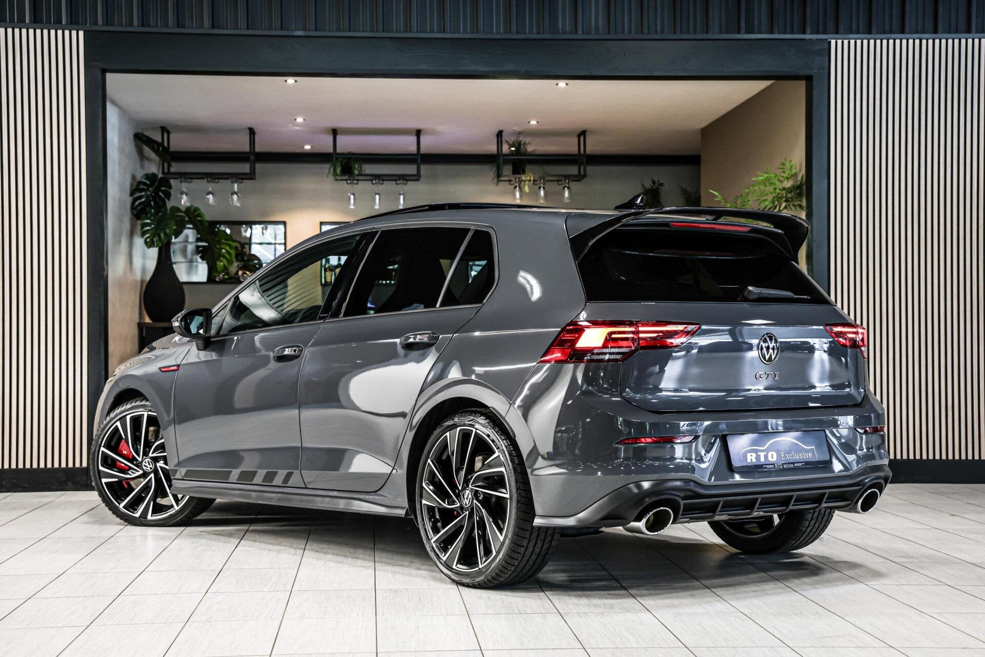 Volkswagen Golf 2.0 TSI GTI Clubsport|Pano|ACC|19''|Dolphin, Stof, Gebruikt, 4 cilinders, Golf