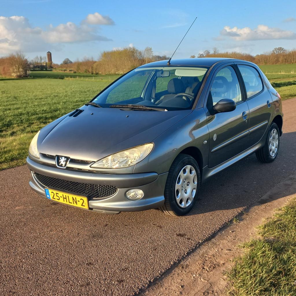Peugeot 206 1.4 5D 2009 Grijs AIRCO ! APK februari. 2027, Voorwielaandrijving, Stof, 31 €/maand, 4 cilinders