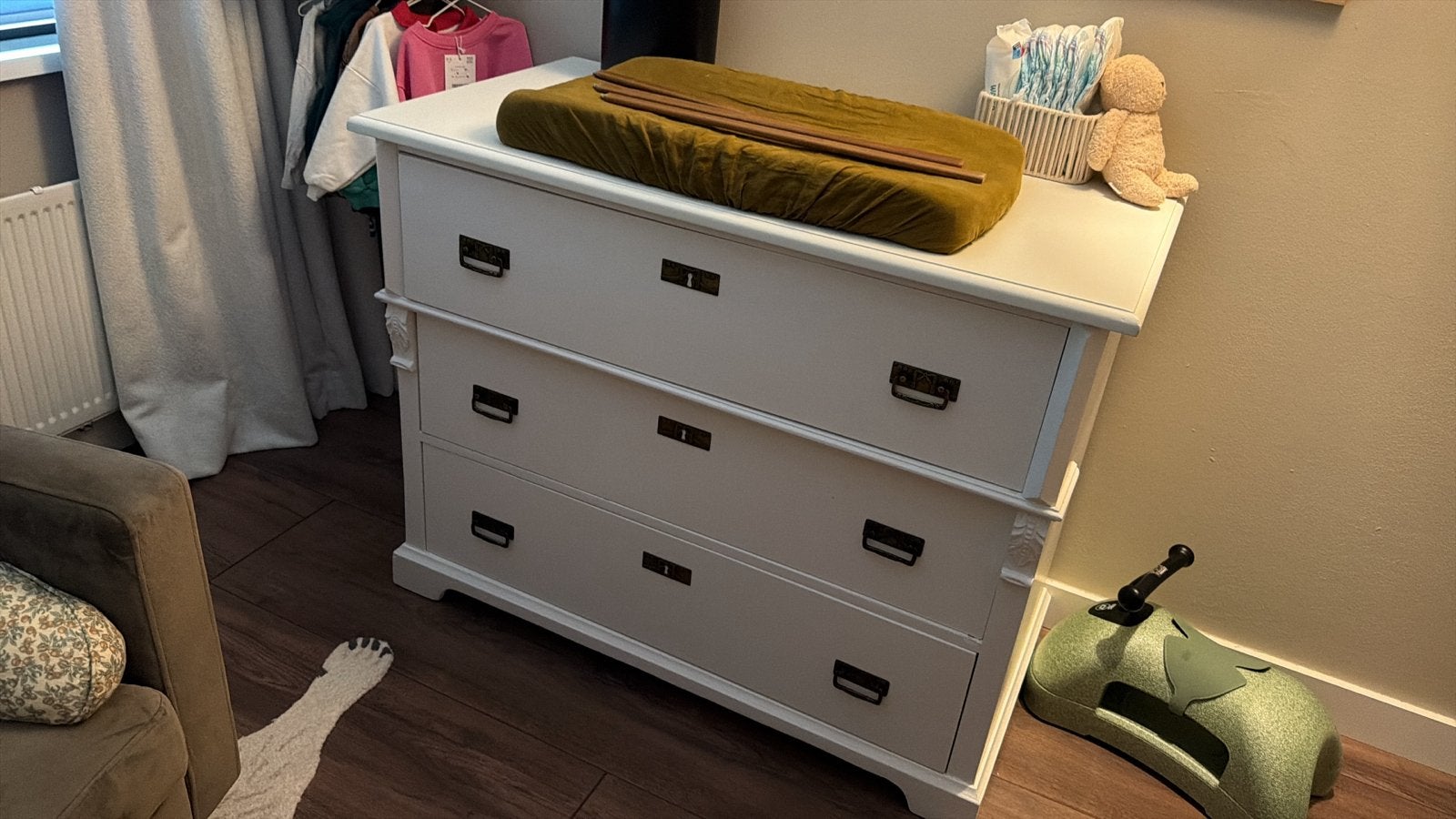 Witte commode met 3 lades en donkere handgrepen, Kinderen en Baby's, Kinderkamer | Commodes en Kasten, Ophalen, Gebruikt, 50 tot 70 cm