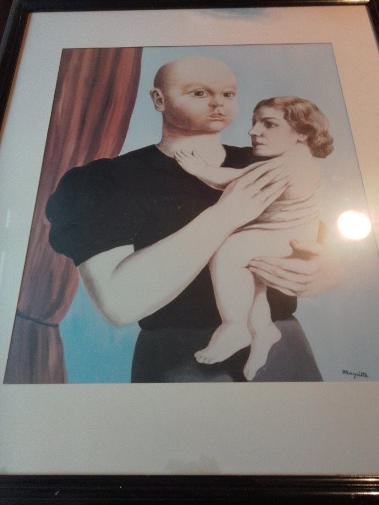Beeld " Vrouw met Kindje " van Rene Margritte, Ophalen, Achter glas, Overige materialen, Overige technieken